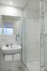 Ванная комната в Hotel-Restaurant Isidore Nice Ouest +32 фотографии