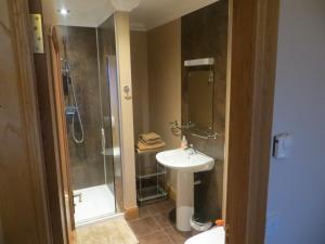 ein Badezimmer mit Dusche und Waschbecken in der Unterkunft Hill Cottage in Kensaleyre + 14 Fotos