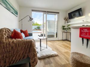 TV a/nebo společenská místnost v ubytování Cabin - Private Hot Tub & Swimming Pool