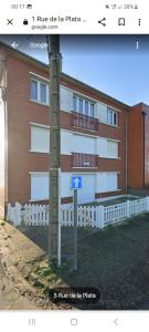 znak uliczny przed budynkiem w obiekcie Le Solemare Appartement T3 Face Mer Cayeux sur Mer w mieście Cayeux-sur-Mer