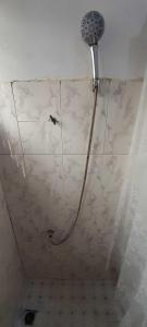 Bathroom sa Afrikan Regent Nana Guest Lodge 2 BedRoom at East Legon KFC Wi-Fi Dstv Water old