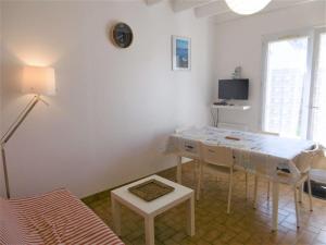 Televízia a/alebo spoločenská miestnosť v ubytovaní Maisonnette 3 pièces 4-5 personnes proche de l'océan - WIFI - Lenaig
