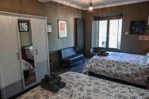 Una habitación de hotel con dos camas y un espejo. en Casa Via Po, en Turín