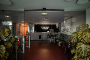 una hall con un grande schermo in un edificio di micampus Covilhã a Covilhã