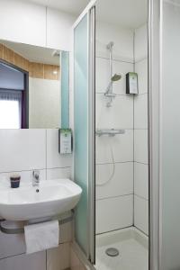 Ванна кімната в Hotel-Restaurant Isidore Nice Ouest