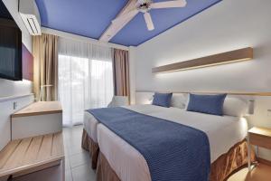 ein Schlafzimmer mit einem großen Bett mit blauer Decke in der Unterkunft Pabisa Sofia in Playa de Palma