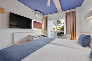a bedroom with a large bed with a blue ceiling at Hotel Pabisa Sofia in Playa de Palma
