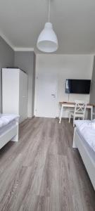 Postelja oz. postelje v sobi nastanitve Zweibettzimmer "Grau" in zentraler Lage