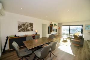 sala de estar con mesa de comedor y sillas en Aloha Bliss - Apartment for 8 (6 adults max), en São Martinho do Porto