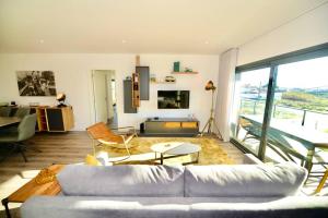 sala de estar con sofá y mesa en Aloha Bliss - Apartment for 8 (6 adults max), en São Martinho do Porto