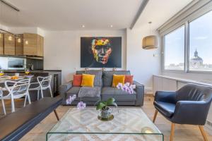 馬德里的住宿－Apartamento Plaza Colon Colon II，客厅配有沙发和桌子
