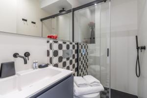 a bathroom with a sink and a shower at Apartamento Plaza Colon Colon II in Madrid