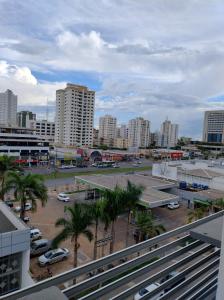 a view of a parking lot in a city at Quarto em apartamento em Cuiabá in Cuiabá