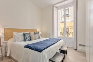 Cama ou camas em um quarto em Apartment Almudena Palacio Real Royal Palace II