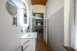 een badkamer met een wastafel en een spiegel bij Le Volte in Modena