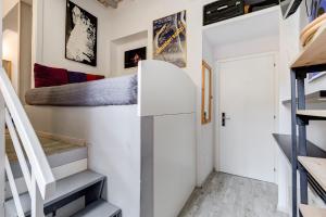 uma pequena casa com uma cama na parede em Trevi Art Suite em Roma mais 119 fotografias