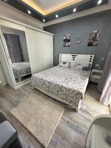 - une petite chambre avec un lit et un miroir dans l'établissement Sunterra Resort 01 bedroom Apt., à Charm el-Cheikh