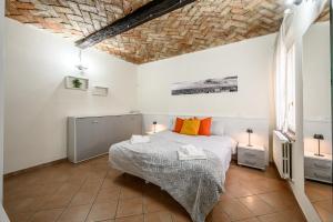 een slaapkamer met een bed met oranje kussens bij Le Volte in Modena