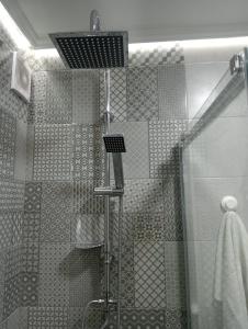 ein Bad mit einer Dusche und einer Glastür in der Unterkunft LA RAZÓN DE MI SER in Chiclana de la Frontera