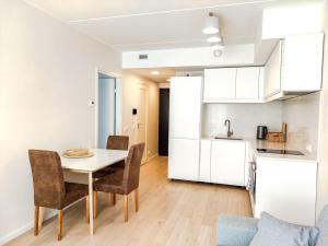 a kitchen and dining room with a table and chairs at Mai 71 Johanna suvekorter in Pärnu