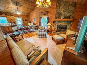 ein Wohnzimmer mit einem Sofa und einem Kamin in der Unterkunft Edelweiss Cabin in Jefferson