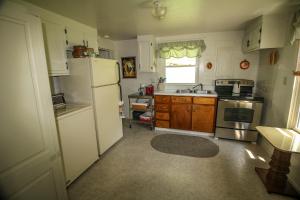 een keuken met een witte koelkast en een wastafel bij Country Classic in Crumpler