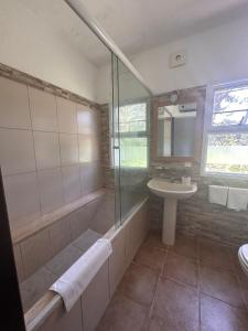 uma casa de banho com um chuveiro e um lavatório. em Munich em Punta del Este