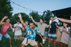 Un gruppo di persone che alzano le braccia in aria di Running of the Bulls All inclusive Camping Pamplona a Pamplona