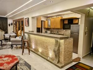 ล็อบบี้หรือแผนกต้อนรับของ Luxurious 3-Bedroom Dokki Apartment - Ideal Location Downtown Cairo