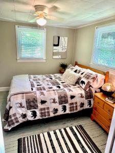 - une chambre avec un lit et une couette dans l'établissement Cozy Cottage - New Rental 2023, à Lansing