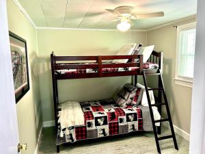 - une chambre avec 2 lits superposés dans l'établissement Cozy Cottage - New Rental 2023, à Lansing