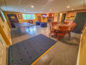 een woonkamer met een tafeltennistafel en stoelen bij Grapevine Retreat in West Jefferson
