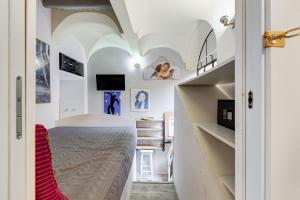 um pequeno quarto com uma cama e uma escada em Trevi Art Suite em Roma