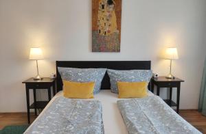 Un dormitorio con una cama con dos mesas y dos lámparas. en Apartment L - comfort, en Leipzig