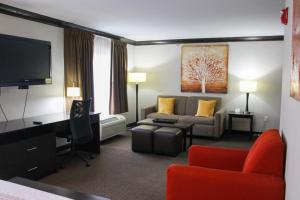 Parkwood Inn & Suites tesisinde bir oturma alanı