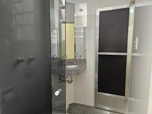 uma casa de banho com um lavatório e um espelho em Hotel Único no Rio de Janeiro