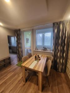 una sala da pranzo con tavolo e sedie in legno di Apartmán George a Bratislava