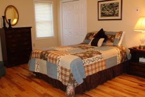 een slaapkamer met een bed, een dressoir en een spiegel bij Sunset Over The Blue Ridge in Jefferson