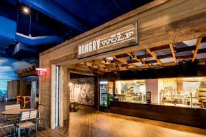 un restaurant avec un panneau indiquant le monde du déjeuner dans l'établissement Great Wolf Lodge Bloomington, à Bloomington