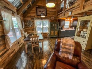 Reddies River Retreat - New Rental 2023 في Millers Creek: غرفة معيشة مع أريكة وطاولة في كابينة