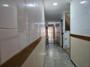 um corredor de um edifício com paredes brancas e um corredor em Hotel Único no Rio de Janeiro