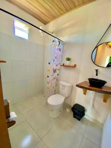 ein Badezimmer mit Toilette, Dusche und Waschbecken in der Unterkunft ((Casa brisa das águas)) Rota ecológica de milagres in Pôrto de Pedras