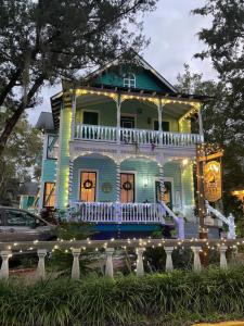 una casa con luces de Navidad en ella en Peace & Plenty Inn Bed and Breakfast Downtown St Augustine-Adults Only, en St. Augustine