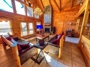 - une vue de tête sur un salon dans une cabane en rondins dans l'établissement Dream Mountain Lodge, à Grassy Creek