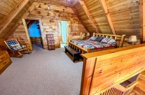 - une chambre dans une cabane en rondins avec un lit dans l'établissement Dream Mountain Lodge, à Grassy Creek