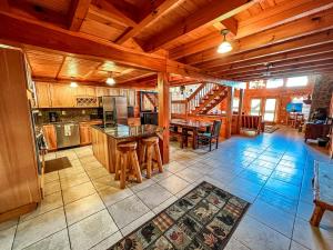 uma grande cozinha com tectos em madeira e uma sala de jantar em Dream Mountain Lodge em Grassy Creek