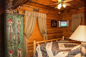 1 dormitorio con 1 cama en una cabaña de madera en Creekside Serenade, en Todd