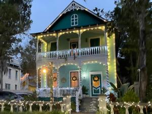 una casa con luces de Navidad delante de ella en Peace & Plenty Inn Bed and Breakfast Downtown St Augustine-Adults Only, en St. Augustine