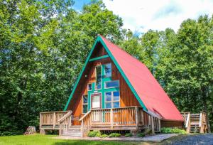 duża drewniana kabina z czerwonym dachem w obiekcie Haven Ridge w mieście Lansing