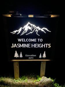 een teken dat zegt welkom op jassiminaat verlichting bij Jasmine Heights - New Rental 2023 in West Jefferson